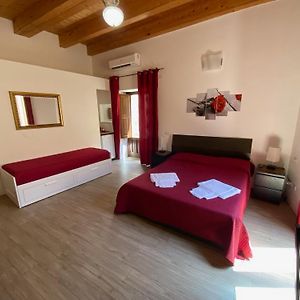 Decadracma Rooms